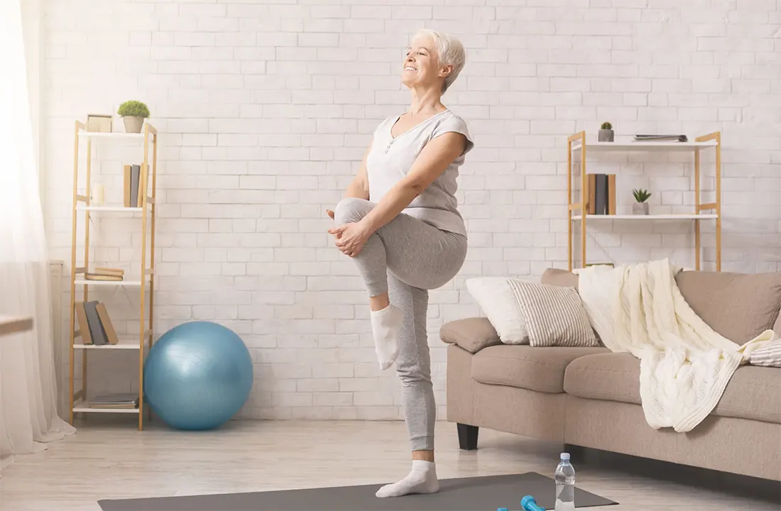 bigstock Gym At Home Active Senior Wom 353388815 scaled 1 - El pilates en la tercera edad