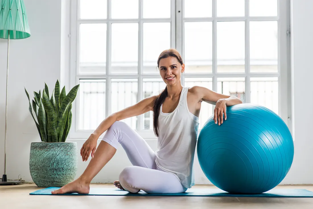 beautiful girl making training and yoga at home in the morning scaled 1 - Las 5 preguntas más frecuentes sobre pilates