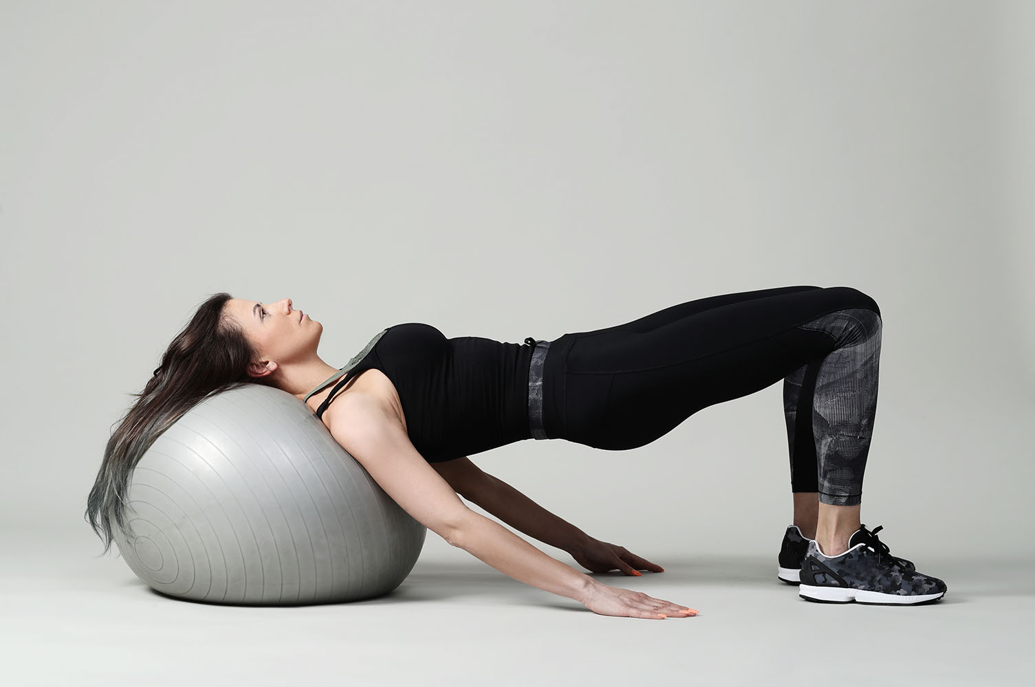 mujer haciendo ejercicio con balón