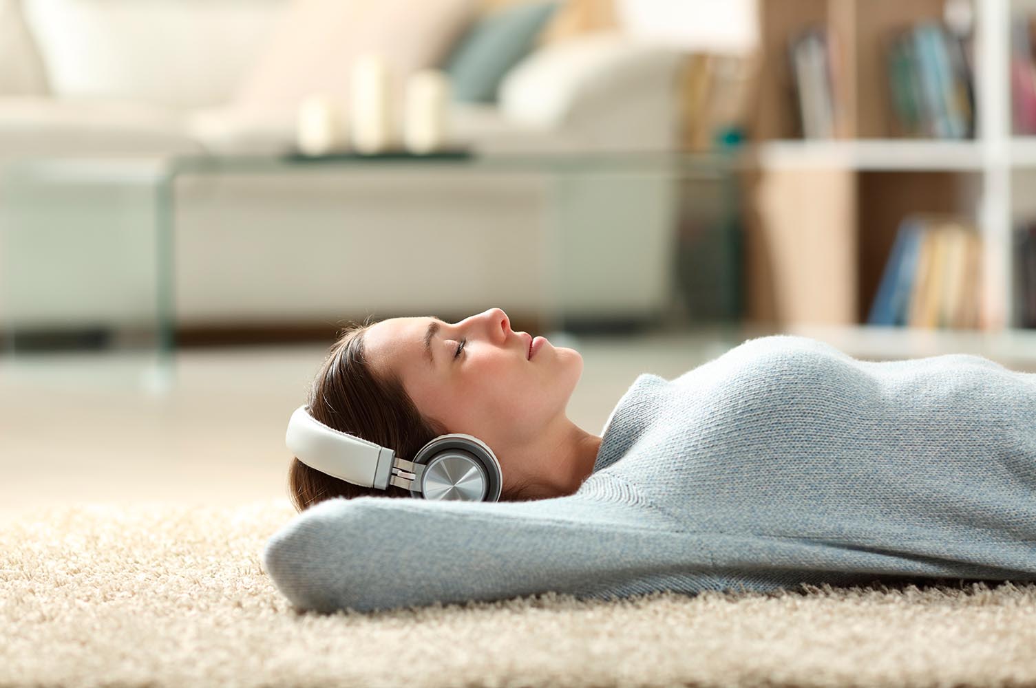 mujer escuchando música mientras realiza pilates