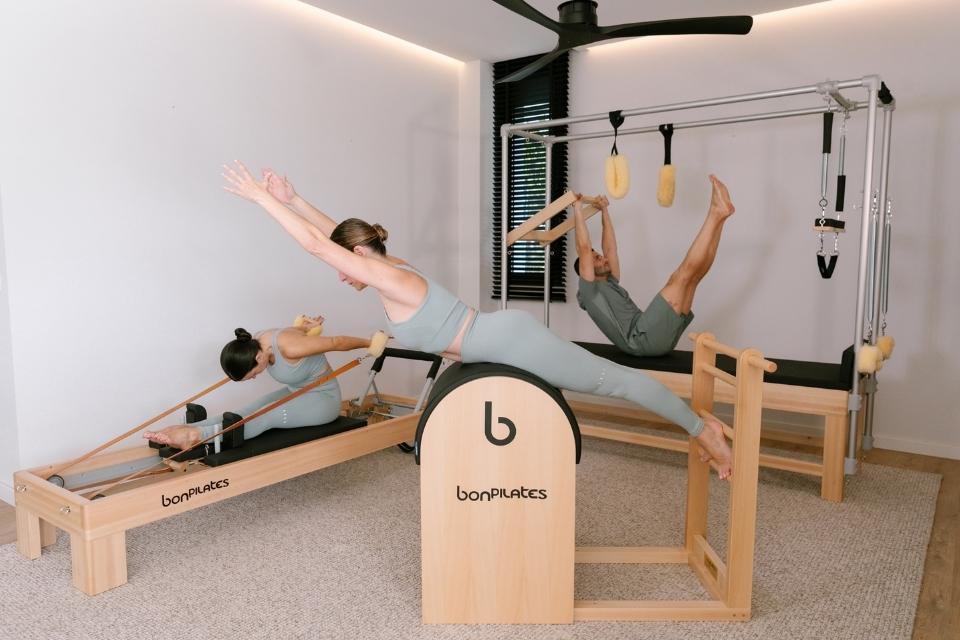 Ejercicio de rotación lateral en Reformer para fortalecer los oblicuos y la estabilidad del core.