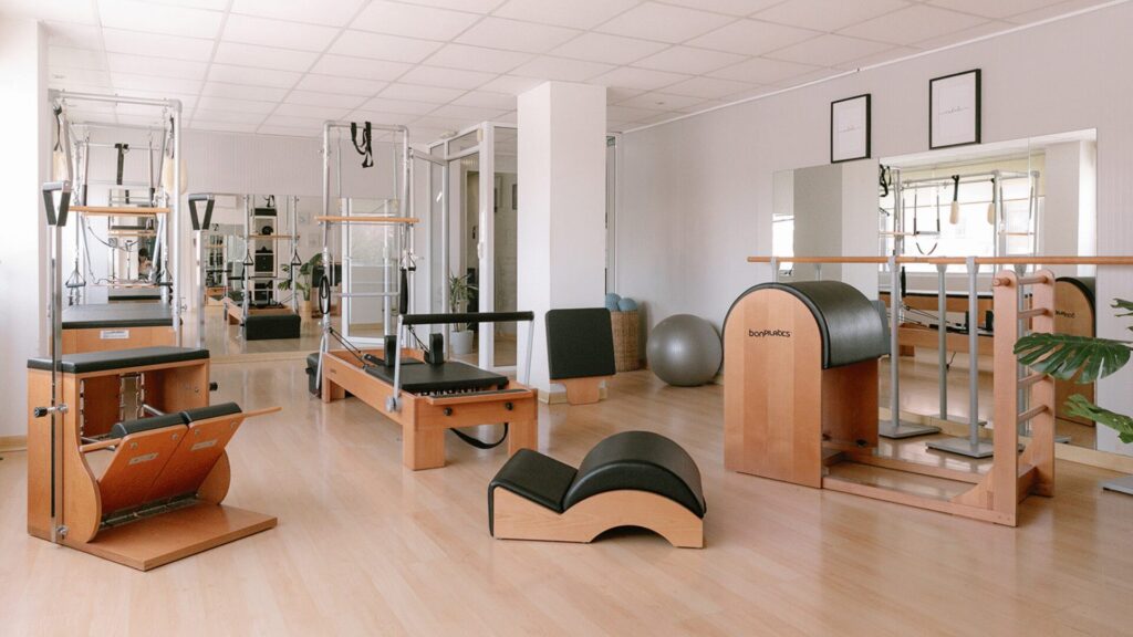 Equipamiento profesional en sala de un estudio boutique de Pilates con diseño exclusivo.