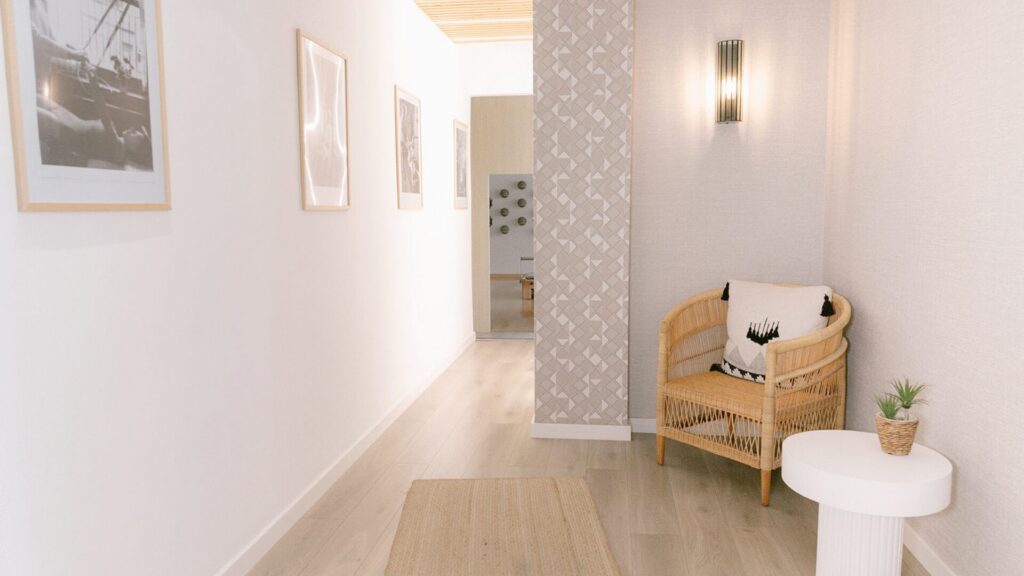 Zona de recepción y diseño interior en un estudio boutique de Pilates.