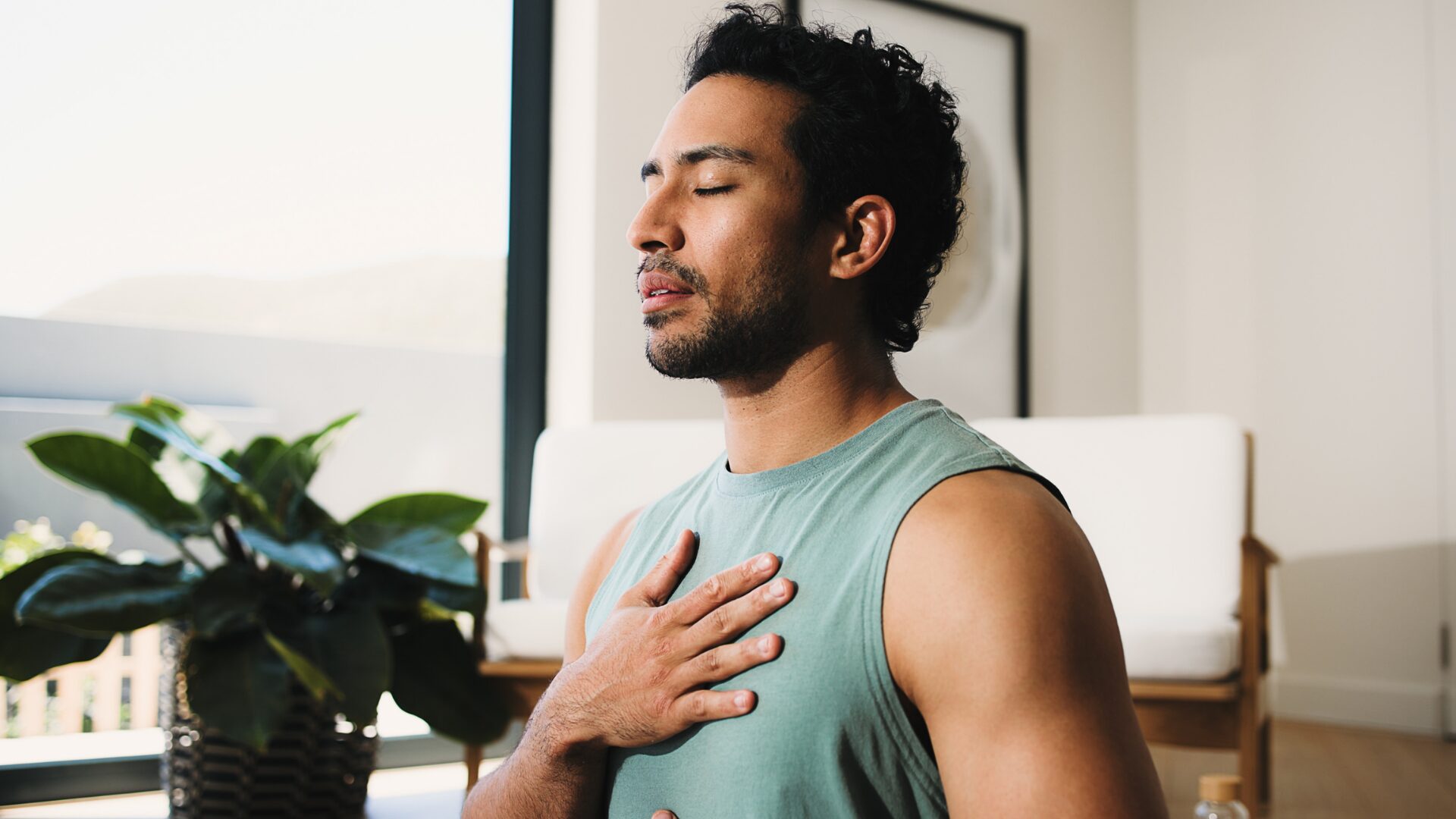 Hombre practicando respiración consciente en Pilates para mejorar el control motor y la estabilidad de la columna.
